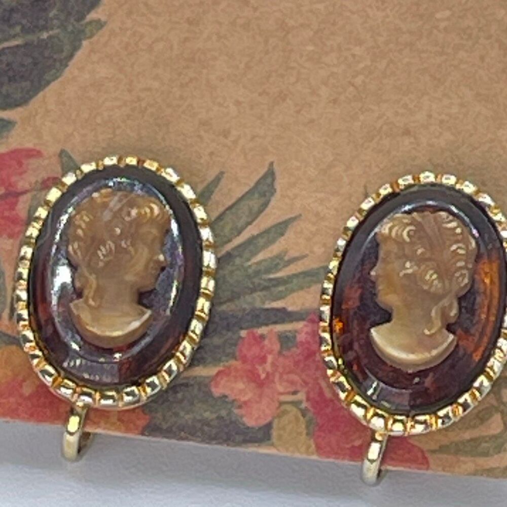 Vintage cameo 3D clip earrings.